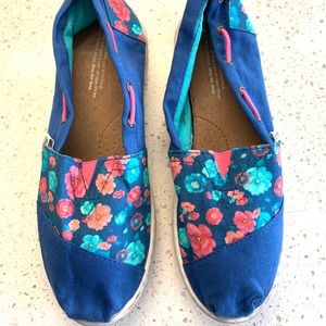 Toms | Blue with floral print Sz Y 6